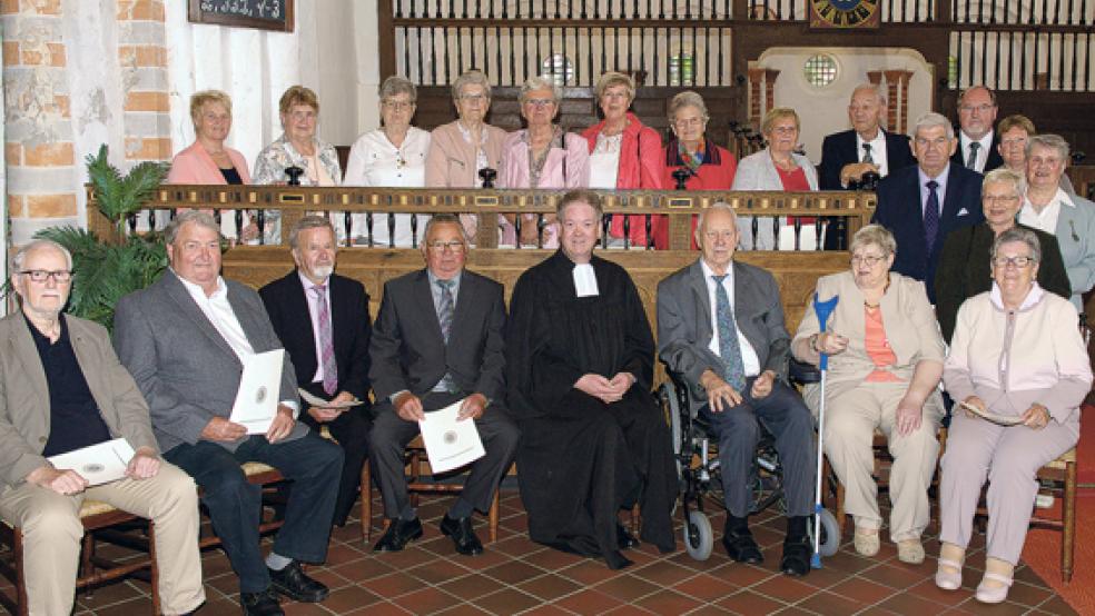 20 Jubilare feierten jetzt in der reformierten Kirche in Bunde ihre Diamantene Konfirmation im Rahmen eines Festgottesdienstes. In der Bildmitte Pastor Heiko Rademaker. © Foto: Bruins