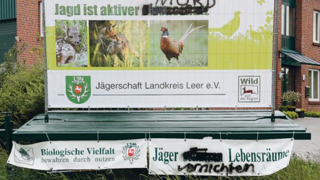 Werbebanner beschmiert