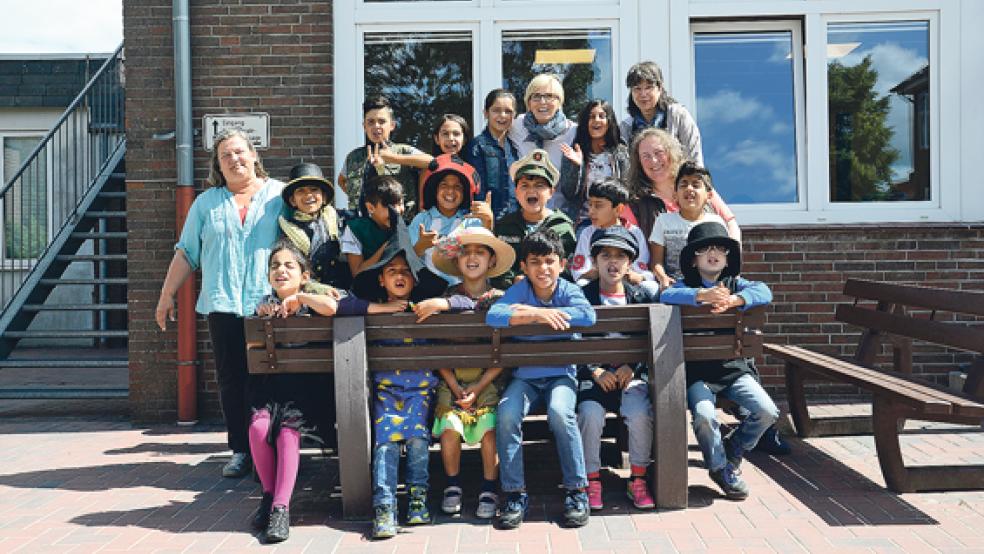 Schule in den Ferien? Für diese Kinder alles andere als langweilig. In bunten Kostümen geht es zur Theaterprobe. © Foto: Muising