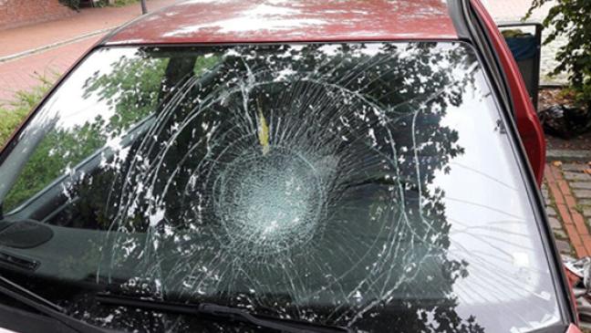 Frontscheibe von VW Polo zerstört