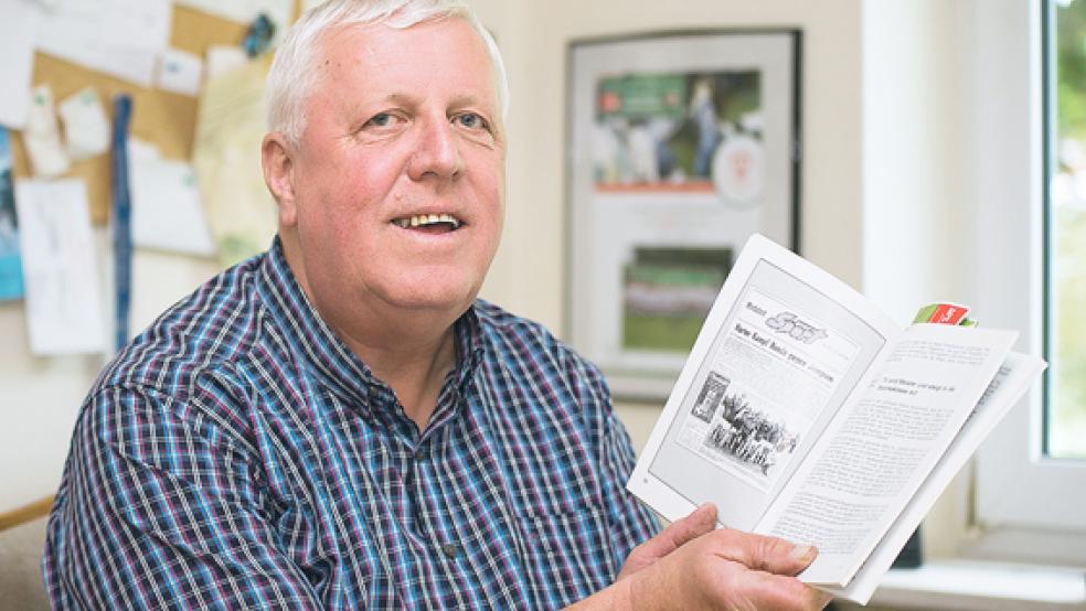 Viele Erinnerungen an erfolgreiche Jahre der Bunder Fußballabteilung hat Gerold van Hoorn aufbewahrt. Hier blättert er zurück in die Saison 1977/78, als Bunde der Aufstieg in die Bezirksklasse gelang.  © Foto: Mentrup