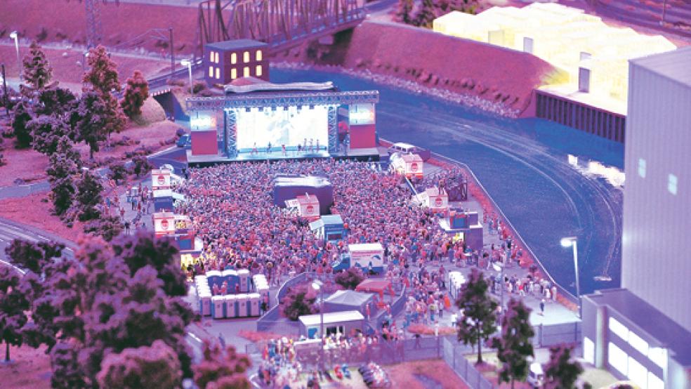 Auch das Musikfestival an der Papenburger Meyer Werft ist im Kleinformat im »Miniaturland« in Leer zu bestaunen. Möglicherweise wird »Loxx«, drittgrößte Modellbahnanlage der Welt, bald von Berlin auch ins »Miniaturland« umziehen. © Archivfoto: Kuntze