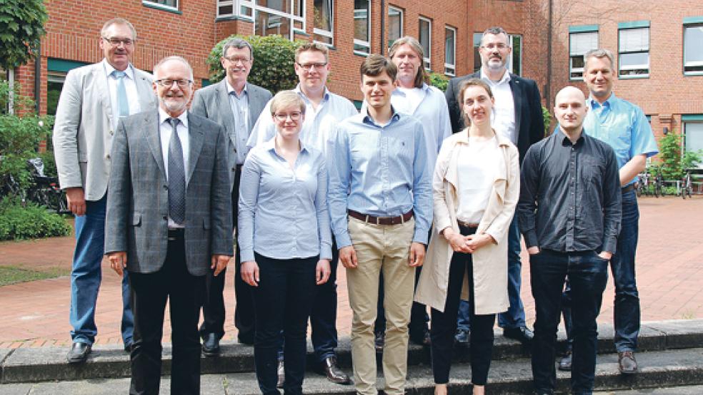 Die LIMMA - Arbeitsgruppe Laser in der Medizin, Mikroskopie und Analytik. Hintere Reihe links Leiter Walter Neu, vordere Reihe links der Präsident der Hochschule Emden/Leer, Gerhard Kreutz. © Foto: Hochschule Emden-Leer