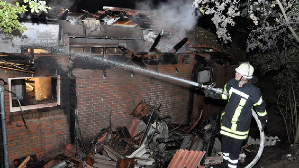 Die Feuerwehr musste immer wieder aufflammende Glut- und Brandnester weiter ablöschen. © Foto: Wolters