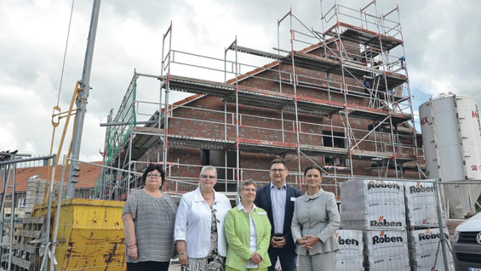 Sprachen über Baufortschritt an der Seniorenresidenz »Zur Baumschule«: Anita Geerdes, Hildegard Hinderks, Evelin Hasselberg, Marcus Fonken und Gitta Connemann (von links). © Foto: Boelmann