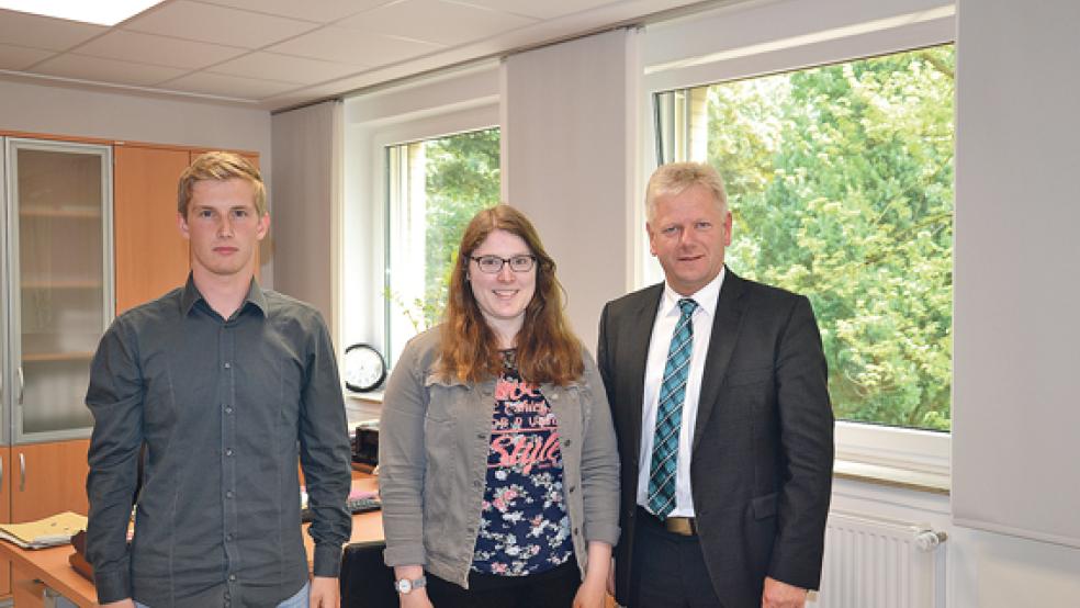 Kristian Kipp und Lena Smidt werden nach ihrer Ausbildung von der Stadt Weener übernommen. Bürgermeister Ludwig Sonnenberg freut sich über den Zuwachs. © Foto: Stadt Weener