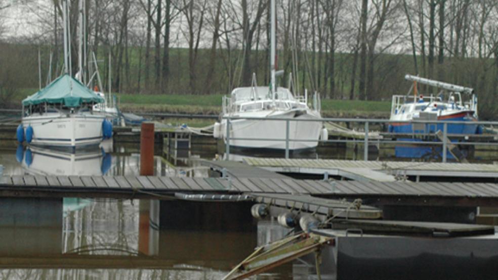 Eine Motoryacht im Sportboothafen in Weener haben Unbekannte ausgeräumt. © Foto: Archiv