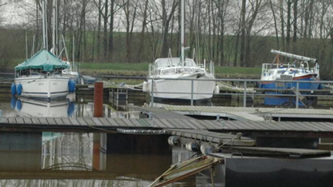 Einbrecher räumen Motoryacht aus