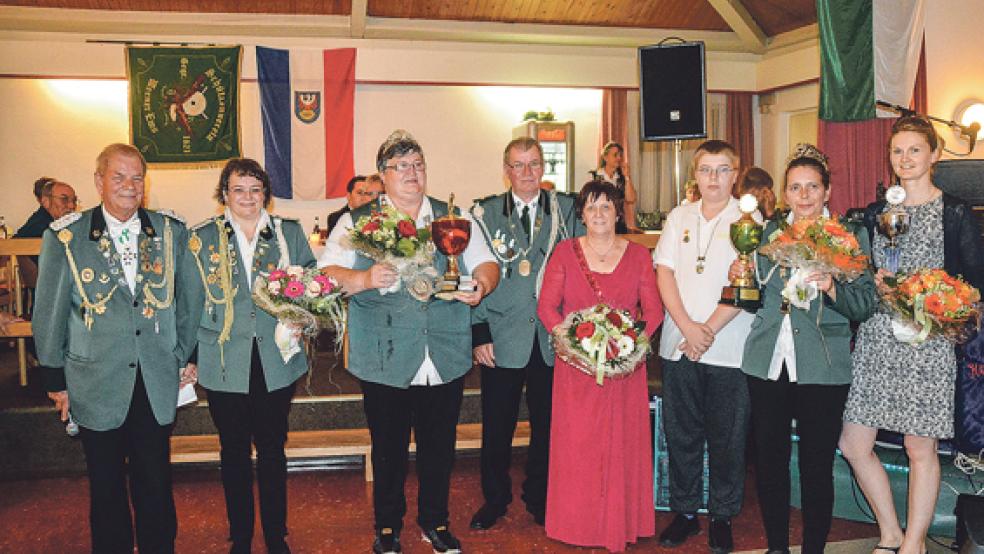 Der Vorsitzende Hilbert Bruins (von links) und das neue Königshaus der Weeneraner Schützen: 1. Adjutantin Barbara Anders, Königin Doris Schoormann, die 2. Adjutanten Norbert und Tine Wachs, Schülerkönig Hermann Frei, Prinzessin Petra Bruns und Bürgerkönigin Britta Jungmann. © Fotos: Himstedt