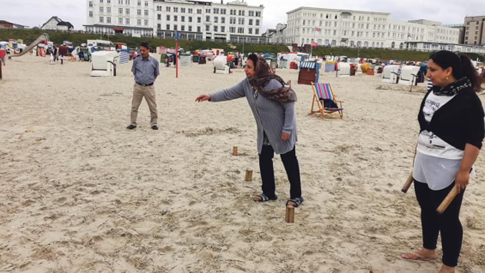 Das Wikinger-Spiel »Kubb« am Strand gehörte zu den gemeinsamen Aktivitäten während der Familienfreizeit auf der Insel Borkum. © Fotos: privat