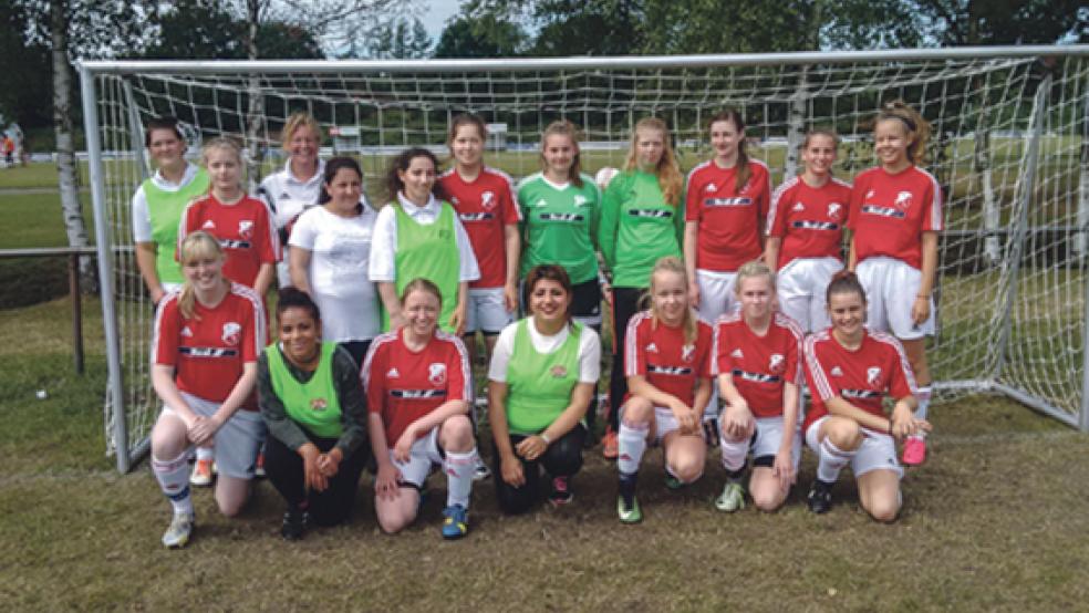 Anders als die Vereinsspielerinnen der SG Timmel/Moormerland (rot), hatten die Frauen aus Bunde noch nie wirklich Fußball gespielt. Dafür machten sie aber gar keine so schlechte Figur und hatten auf alle Fälle Spaß.  © Foto: Himstedt