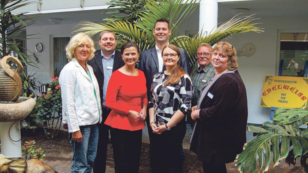 Die Mitarbeiter der Seniorenwohnanlage und ihre Gäste. Von rechts: Marieta Prill (Pflegedienstleiterin), Wolfgang Philipps (Vorsitzender der Diakoniestation Bunde-Jemgum), Tatjana Maier-Keil (CDU-Landtagskandidatin) Stefan Busch (Heimleiter), Gitta Connemann (CDU-Bundestagsabgeordnete), Siegfried Buttjes (Pflegedienstleiter Betreutes Wohnen) und Frieda Hensmann (CDU Jemgum). © Foto: privat