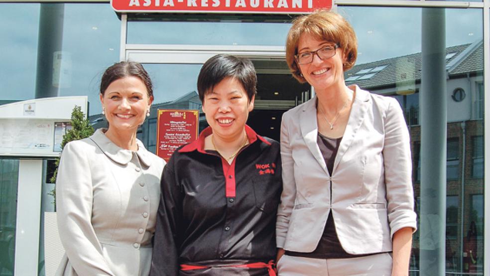 Hoffen morgen auf viele Gäste im »Wok In« (von links): die CDU-Bundestagsabgeordnete Gitta Connemann, Lin Jing (Besitzerin des Wok In) und Tanja Schäfers (Kreisgeschäftsführerin DRK Leer).  © Foto: privat