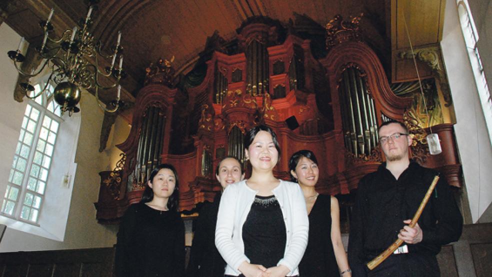 Für ihr Prüfungskonzert hatte Saeko Kimura (weiße Jacke) mitgebracht: (von links) Heejin Kijm (Orgel vierhändig), Darija Schneiderova (Registrantin), Namiko Okano (Sopran) und Ivan Ivanov (Zink). © Foto: Kuper