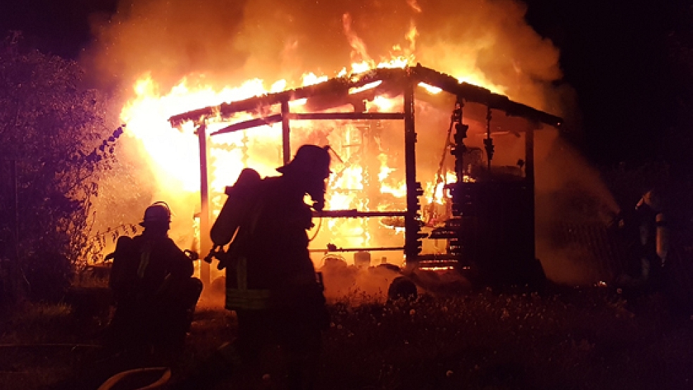 Eine Blockhütte ist in der Nacht auf Mittwoch im Beningaweg in Weener durch ein Feuer zerstört worden.  © Foto: Rand (Feuerwehr) 