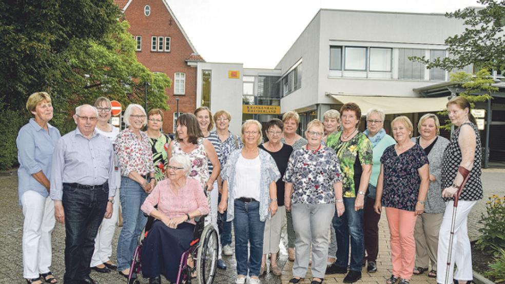 Ihr Examen zur Krankenschwester machten sie beim damaligen Kreiskrankenhaus in Leer oder im Diakonischen Krankenhaus in Bremen/Gröpelingen. Doch zuvor musste erst die zweijährige Vorschule zur Krankenpflege im Krankenhaus Rheiderland durchlaufen werden. Jetzt trafen sich die 25 Vorschülerinnen von 1971/72 wieder und ließen sich von Jakobus Baumann (Zweiter von links) durch die modernisierte Einrichtung führen. © Foto: Himstedt