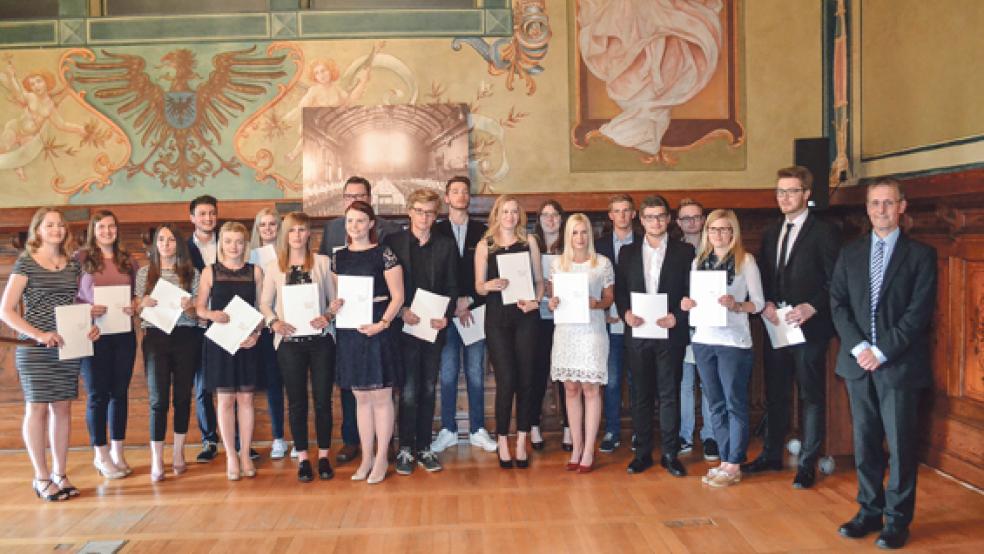 Der Lehrgangsleiter und Vertreter des Studieninstitutes, Knut Müller (rechts), lobte den Fleiß und das Durchhaltevermögen der Lehrgangsteilnehmer. Bester Absolvent war Christian Kipp von der Stadt Weener (Sechster von rechts). © Foto: Stadt Leer