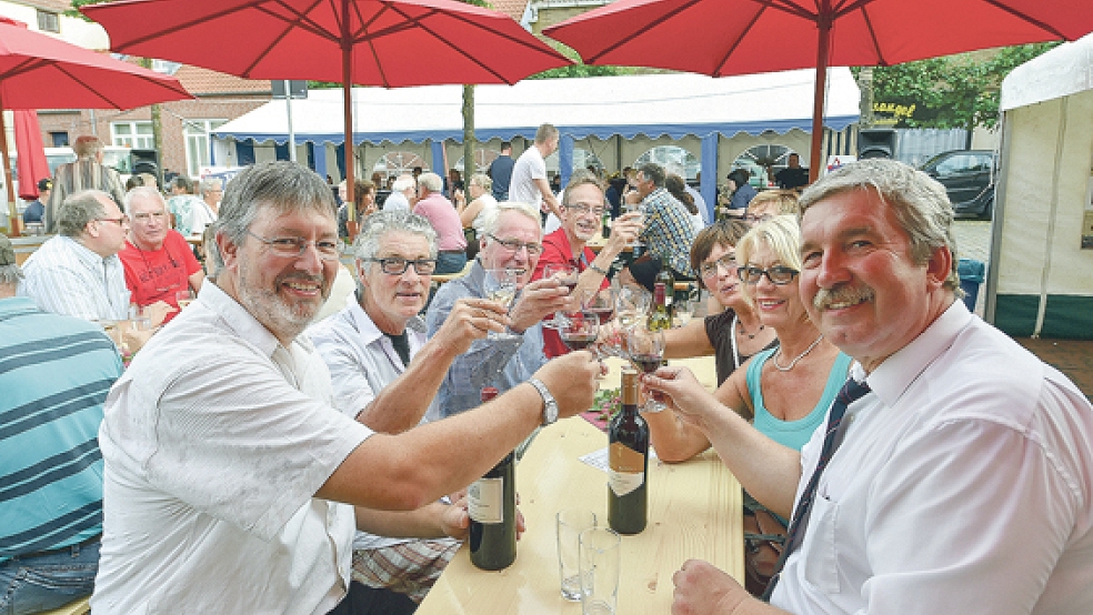 Das zehnte Weinfest in Weener findet am 22. Juli ab 17 Uhr auf dem Außengelände der Landsburghalle statt. © Archivfoto: Bruins