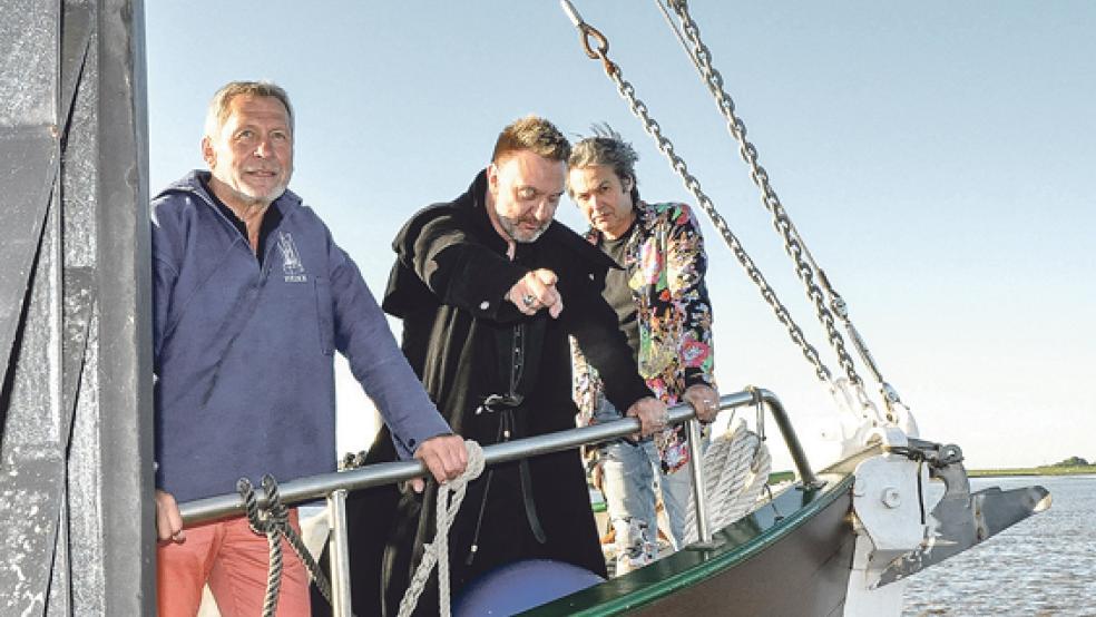 Führten diesmal Gutes im Schilde: Kai Kurgan (Mitte) und sein Gefährte Harry de Winter (rechts) mit Kutter-Kapitän Wilfried Voß an Bord der »Heike«. © Foto: Boelmann