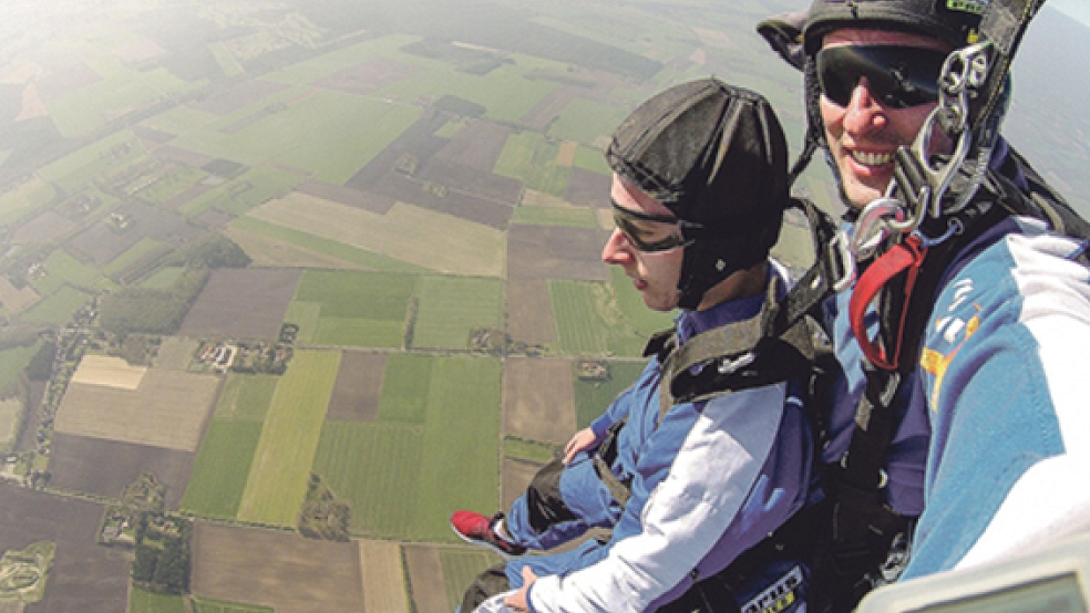 Nach 30 Sekunden freiem Fall öffnet sich für das Tandemgespann in 1500 Metern Höhe der extra große Fallschirm. © Foto: privat
