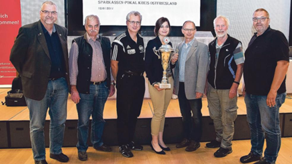 Das Pokalteam (von links) Hans-Adolf Tebben, Tjark Heinks, Frank Schulte, Glücksfee Nadine Brandt, Alwin Harberts, Wilhelm Bolhuis und Holger Hokema. © Foto: Weiland