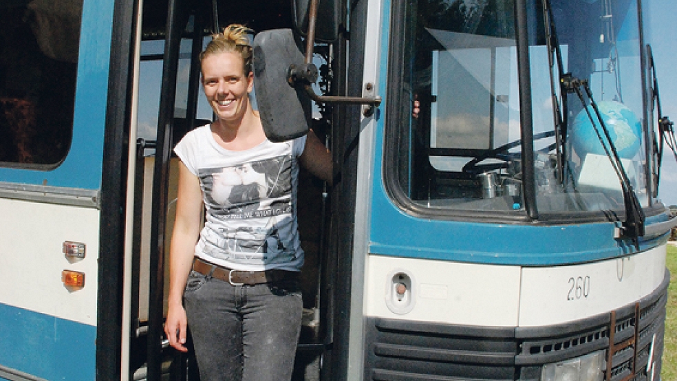 Jildou Tjoelker ist die »technische Leiterin« des Festivals und ein Renault-Bus dient ihr als Büro. © Foto: Kuper