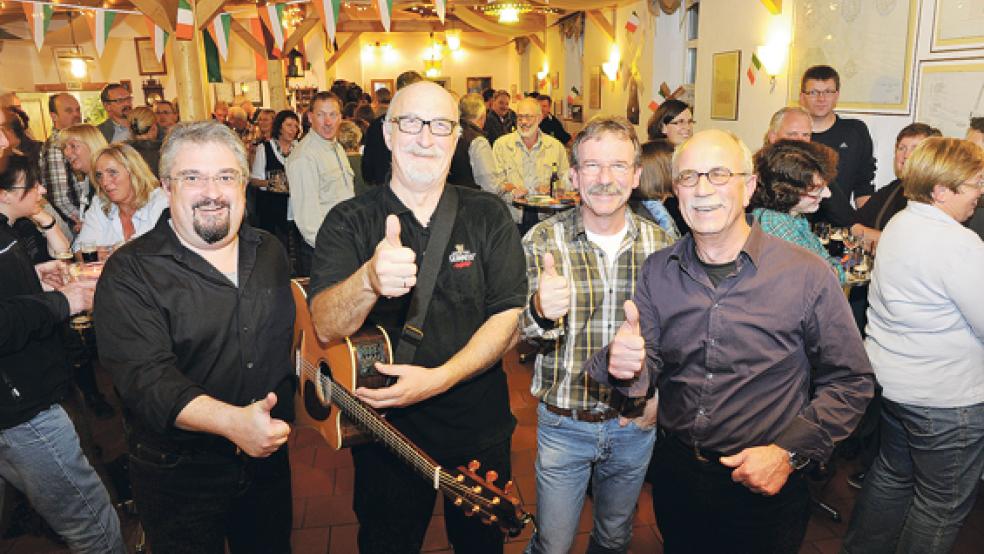 »Daumen hoch« für Stapelmoor: »Finnegan« nach ihrem Auftritt im Oktober 2011. © Foto: Bruins