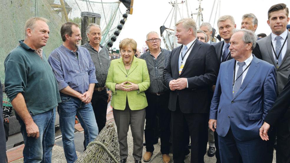 Die Sommertour der Bundeskanzlerin begann heute in Ostfriesland. In Neuharlingersiel führte Angela Merkel ein Gespräch mit den Fischern (von links) Uwe Abken, Fritz Dirks, Manfred Göken und Dirk Sander. Begleitet wurde die Kanzlerin von Bernd Althusmann, Reinhard Hegewald, Ulf Thiele, Hans-Werner Kammer, Jürgen Peters und Björn Fischer.  © Foto: Händel