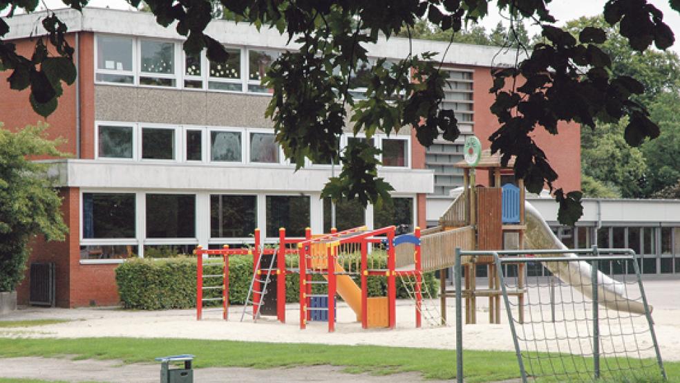 Am Gebäude II der Oberschule an der Wiesenstraße in Weener soll nach bisherigen Planungen in den kommenden Herbstferien die Fassade saniert werden. Die Ausschreibung der Arbeiten verlief allerdings enttäuschend. © Foto: Szyska