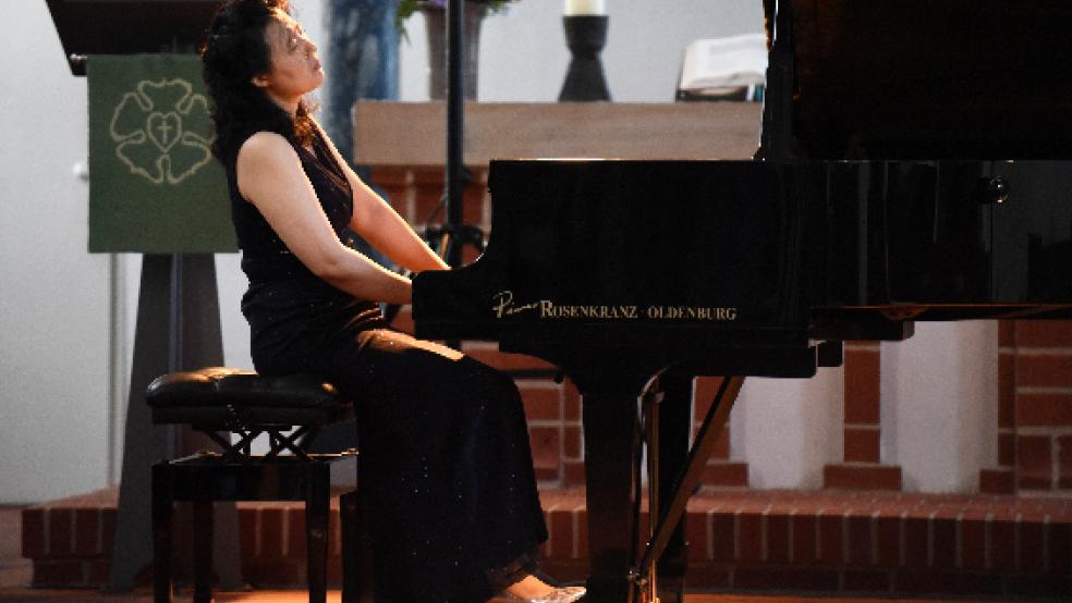 Versunken in ihrem Spiel: Hie-yon Choi bei ihrem Auftritt in der Kirche zu Bagband. © Foto: Carsten Gleich