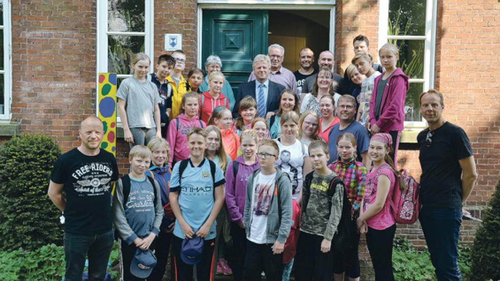 Zuletzt wurden im Mai 2016 finnische Schüler durch Bürgermeister Ludwig Sonnenberg - im Hintergrund in der Mitte - im Rathaus der Stadt Weener empfangen. Am Sonnabend wird im Rathaus die Städtepartnerschaft gefeiert.  © Foto: Stadt Weener