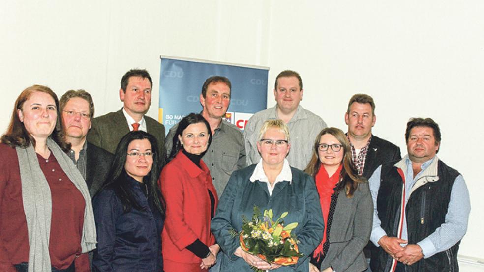 Der neu gewählte Vorstand des CDU-Stadtverbandes Weener mit Bundestagsabgeordneter und Landtagskandidatin. Von links: Frauke Bock (Schatzmeisterin), Werner Lübbers, Martin Jhering (Schriftführer), Unakum Pleis, die Bundestagsabgeordnete Gitta Connemann, Reinhard Schüür (Stellvertretender Vorsitzender), Hildegard Hinderks (Vorsitzende), Jörg Wilbers (Stellvertretender Vorsitzender), Landtagskandidatin Tatjana Maier-Keil, Andreas Groen und Uwe Schulte. © Foto: privat