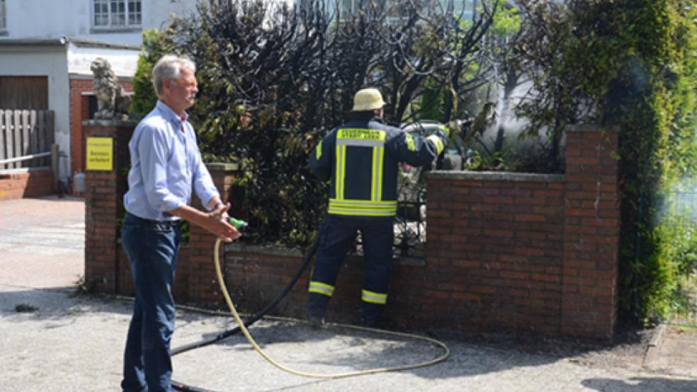 Mit einem Gartenschlauch hatten die Anwohner das Feuer unter Kontrolle gebracht bis die Feuerwehr eintraf. © Foto: Muising