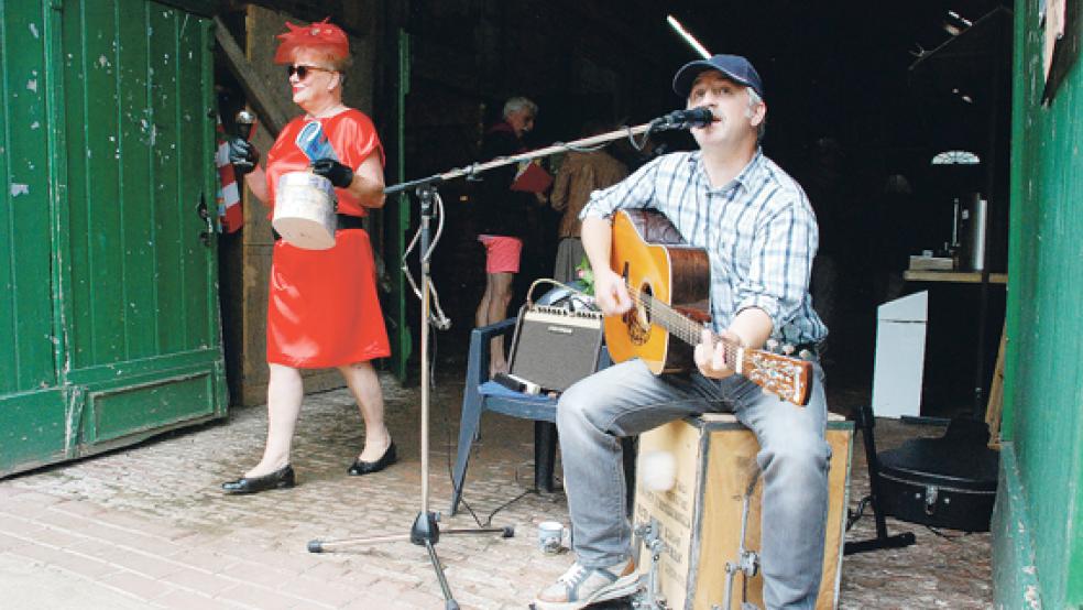 Musik von Jürgen Brinker und »Gesellschaftsdamen« der Gruppe »Lüttje Theater Bimm« (Bild links) begleiteten die Eröffnung der Ausstellung im Kunstzentrum. © Fotos: Kuper