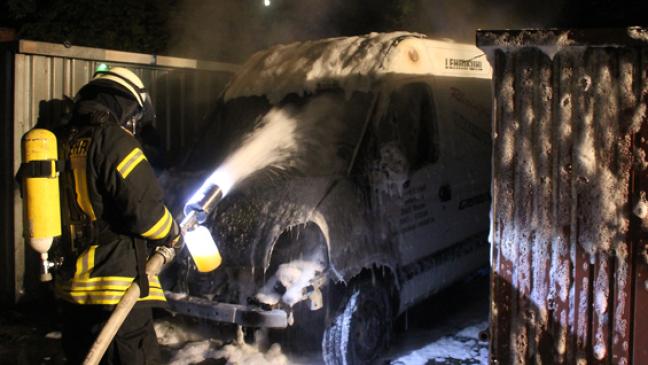 Transporter steht in Flammen