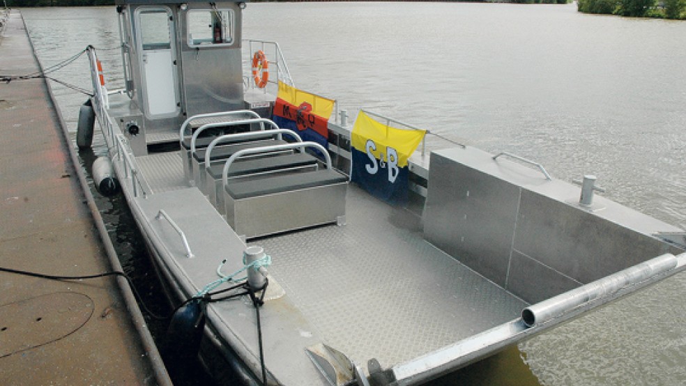 Dieses Boot wollten die Meyer Werft und die Firma Schulte & Bruns als vorübergehenden Ersatz für die zerstörte Friesenbrücke zwischen Weener und Westoverledingen verkehren lassen. Nun wird ein anderes Boot dafür beschafft. © Foto: Szyska