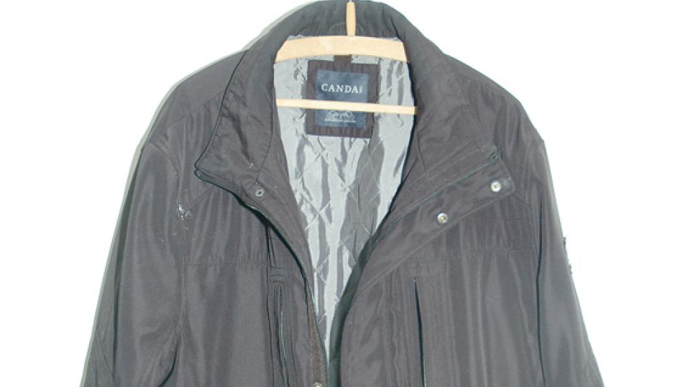 Auf der Flucht verlor der Täter diese Jacke. © Foto: Polizei Papenburg