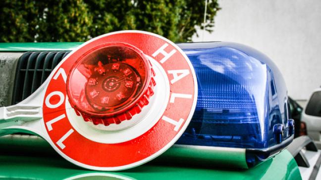 Fahrer missachtet Sirene und Blaulicht