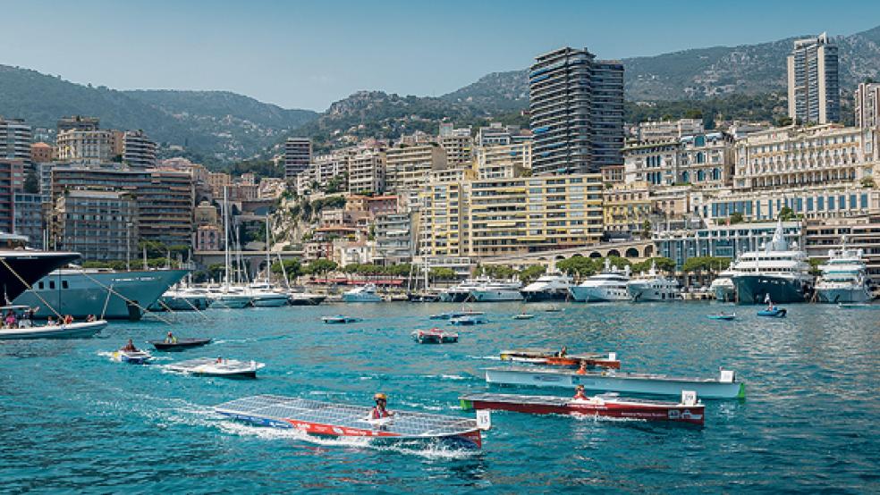Vor beeindruckender Kulisse im Fürstentum Monaco kam das Solarboot der Hochschule Emden/Leer mit der Startnummer 16 auf den zweiten Gesamtplatz. Das Siegerboot wurde von einem Ingenieurbüro ins Rennen geschickt, sodass die Ostfriesen das beste studentische Team stellen. © Foto: Yachtclub Monaco