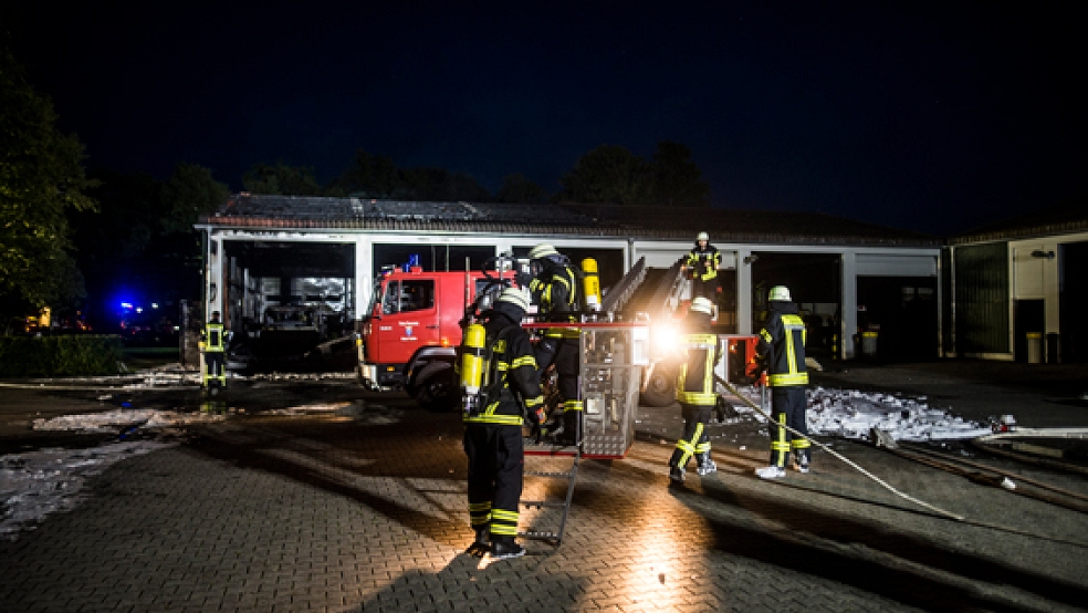Die Feuerwehr hatte den Brand zwar schnell unter Kontrolle. Allerdings waren auf dem NLWKN-Gelände Nachlöscharbeiten erforderlich. © Foto: Klemmer