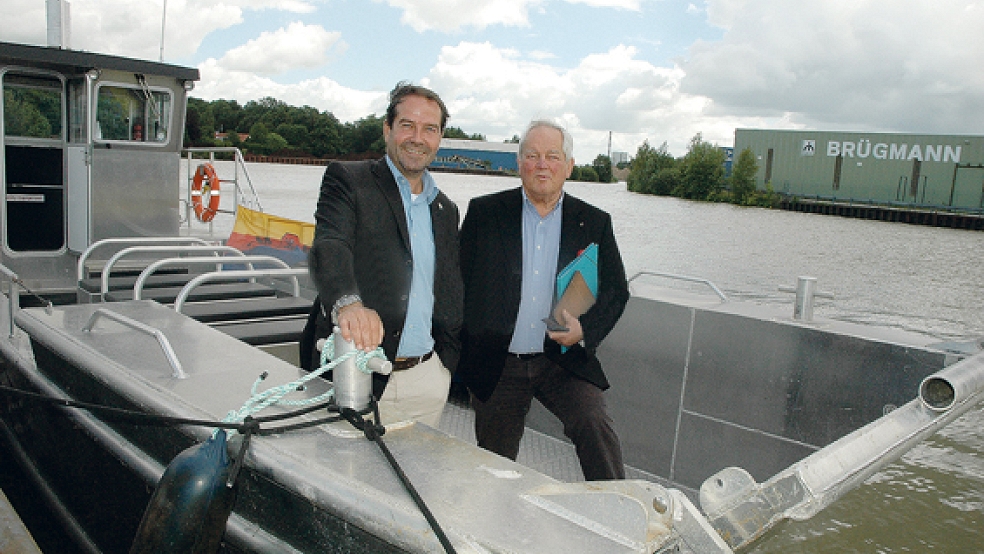 Das Boot, das Bengt Fischer (»Schulte & Bruns«, links) und der Werft-Beauftragte Jochen Zerrahn im Deverhafen in Papenburg vorstellten, ist als Emsfähre ungeeignet. © Foto: Szyska