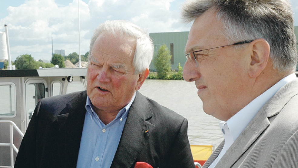 Jochen Zerrahn (links, hier mit Geschäftsbereichsleiter Paul Bloem) ist bis heute als enger Vertrauter von Werftchef Bernard Meyer beratend tätig. © Foto: Szyska
