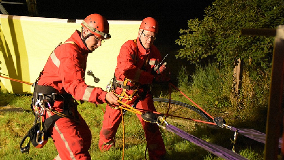 Einsatz in luftiger Höhe: Spezialisten der Feuerwehr retteten in der Nacht zu Donnerstag zwei Männer von einem Antennenturm in Norden. © Foto: Feuerwehr Norden