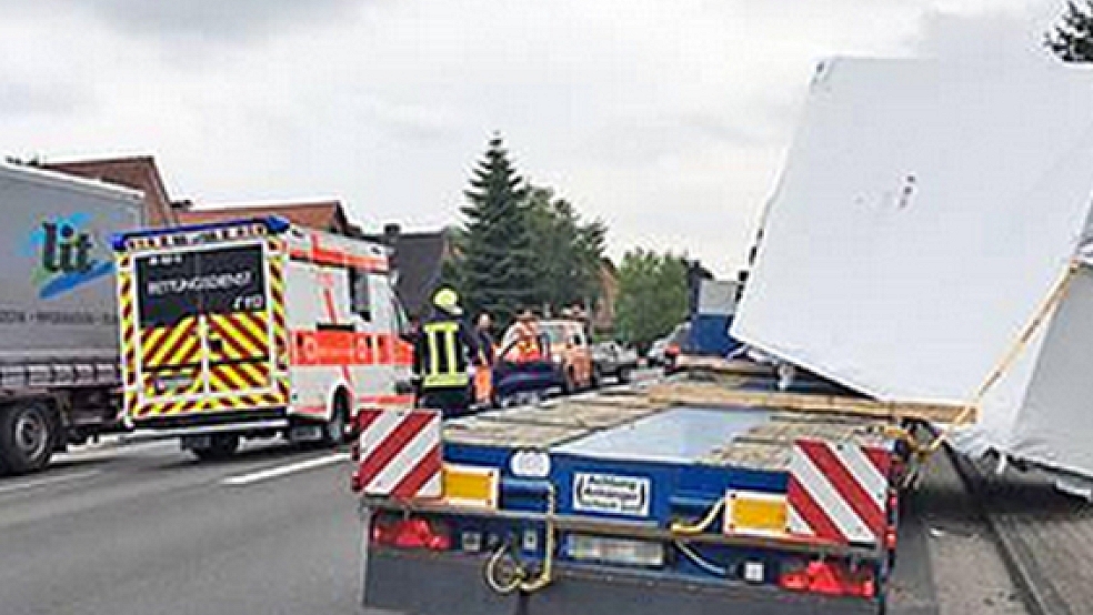 Ein Lkw-Fahrer hatte heute Nachmittag bei einem Spurwechsel auf der Auricher Straße in Emden eine Autofahrerin übersehen. Bei dem Unfall rutschte ein Container auf den Fußweg . © Foto: Johannes Booken (EZ)