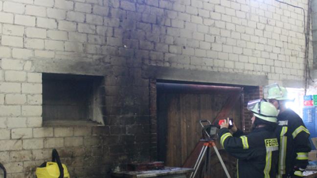Feuerwehr löscht Werkstattbrand