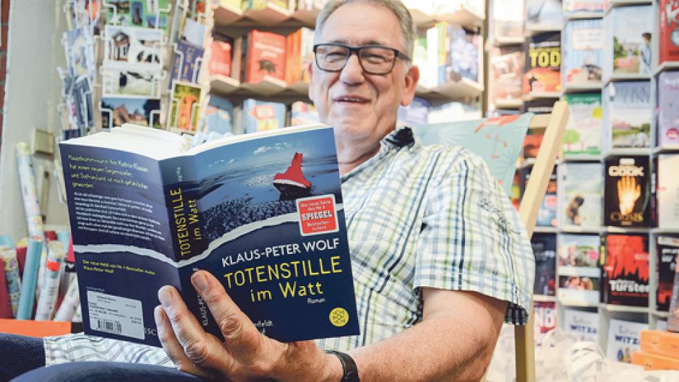Helmut Borus verkauft in seinem Laden nicht nur Bücher, sondern auch Reisen. Wie auch im Buchhandel von Lars Klinkenborg ist Klaus-Peter Wolfs neuer Ostfrieslandkrimi »Totenstille im Watt« bei Borus gefragt.  © Fotos: Muising