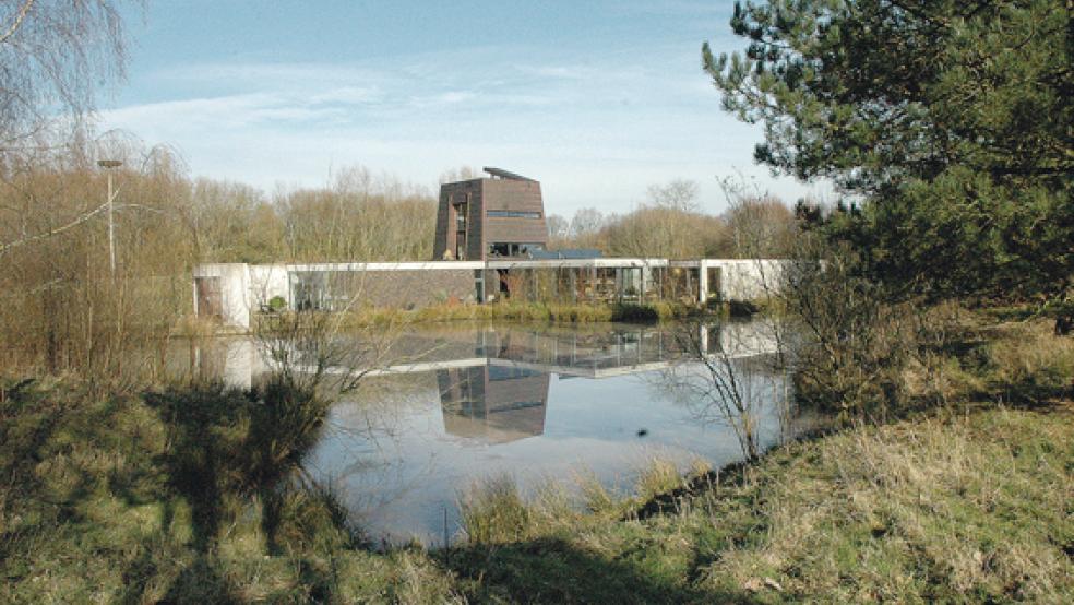 Mitten im Hessepark hat Eigentümer Jan Timmer im Jahr 2008 das Kunsthaus gebaut, in dem der Architekt zusammen mit seiner Lebensgefährtin Elisabeth Tatenberg wohnt. In einem städtebaulichen Vertrag ist festgeschrieben, dass der Park für die Öffentlichkeit zugänglich bleiben muss. © Foto: privat