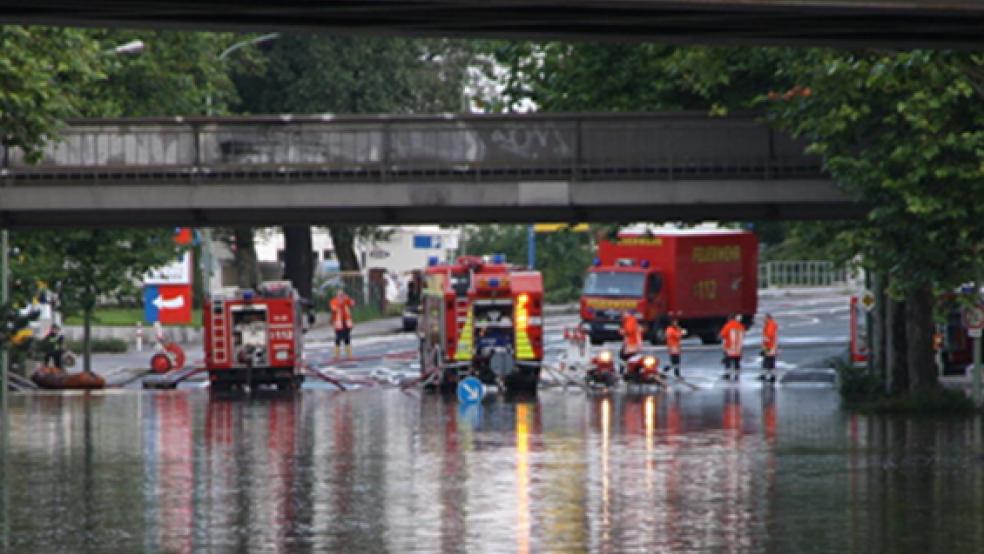 Mehr als Zehn Mal musste die Feuerwehr im Landkreis Leer gestern Abend ausrücken. Durch den Starkregen waren Straßen und Keller überflutet. © Archivbild: RZ-Fotopool