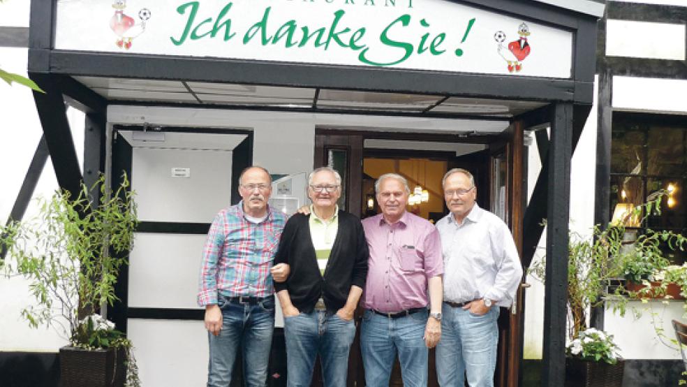 Besuch in Bottrop: Eberhard Strauch, Willi »Ente« Lippens, Wolfgang Hainke und Hartmut Strauch (von links) vor Lippens’ Gaststätte »Ich danke Sie!« © Foto: privat
