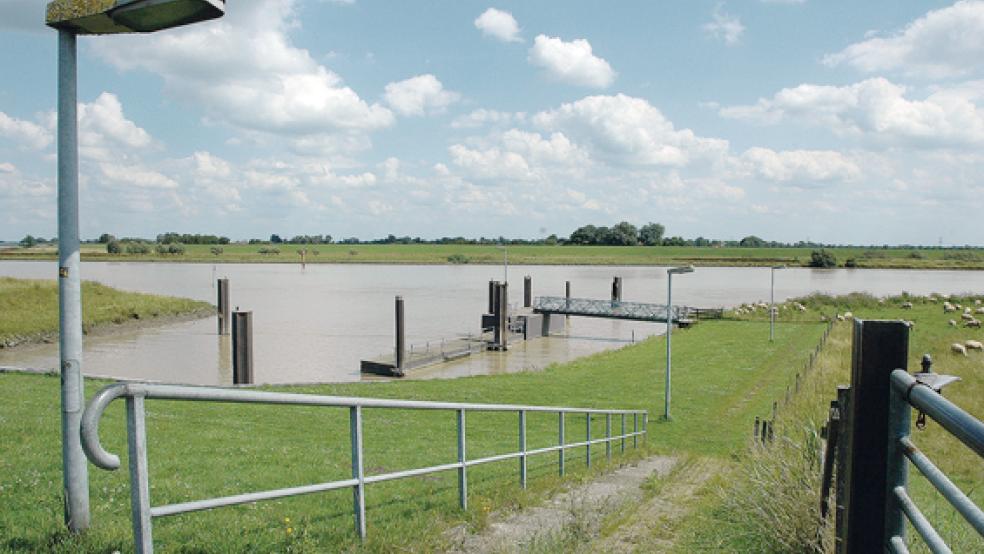 Auf Weeneraner Emsseite gibt es bereits einen Anleger im Bereich der Schleuse. Hier führt auch ein Weg über den Deich, zudem sind einige Parkplätze vorhanden. Bis zum Marker Sieltief in Mitling-Mark sind es zirka 2,1 Kilometer. © Foto: Szyska